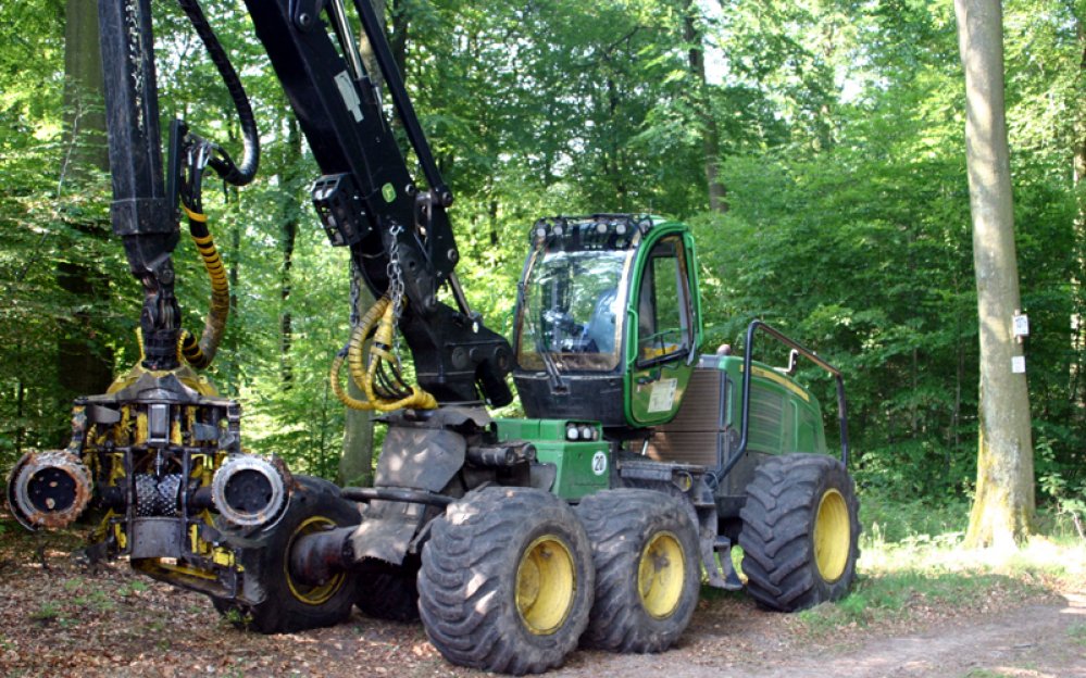 Mechanisierter Holzeinschlag mit Harvester: John Deere 1270E - John Deere 1270G